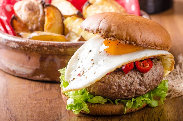 Delicioso hambúrguer de carne com ovo — Fotografia de Stock