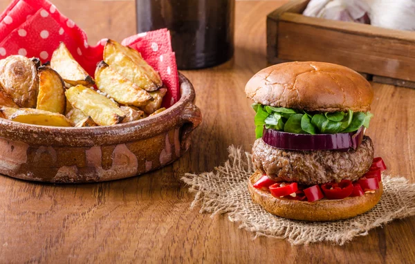 Hamburger di manzo con peperoncino — Foto Stock