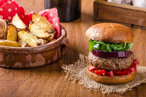Hovězí burger s chilli — Stock fotografie