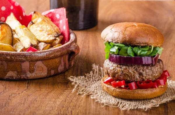 Beef Burger mit Chili — Stockfoto