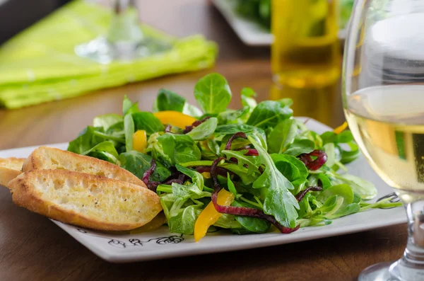 Salade met rucola en paprika — Stockfoto