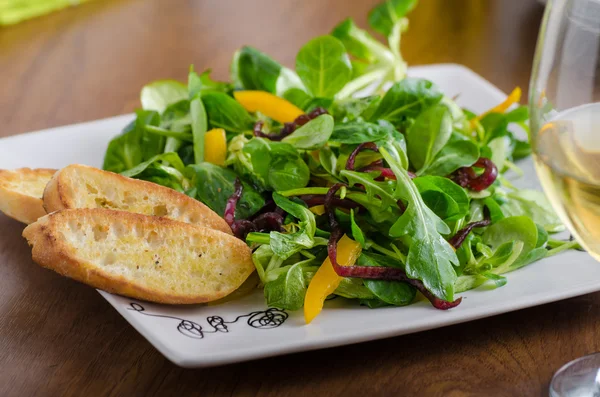 Salad with arugula and peppers — Stock Photo, Image