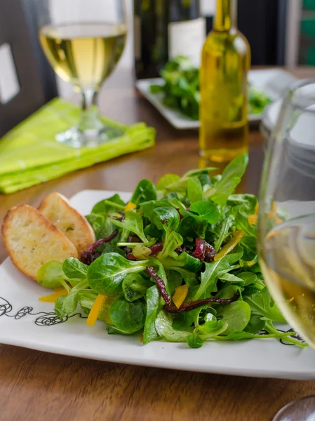 Salad with arugula and peppers — Stock Photo, Image