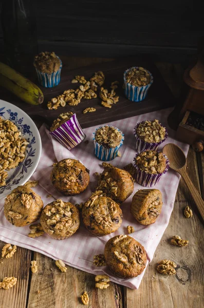 Muffins de grão inteiro com chocolate escuro e nozes — Fotografia de Stock