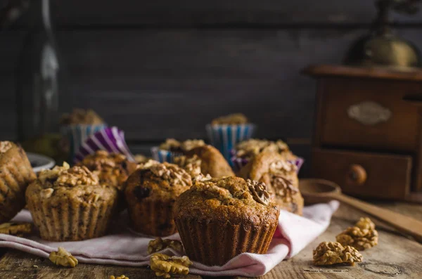 Muffins integrales con chocolate negro y nueces — Foto de Stock