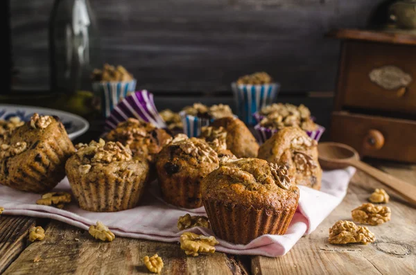 Muffin integrali con cioccolato fondente e noci — Foto Stock
