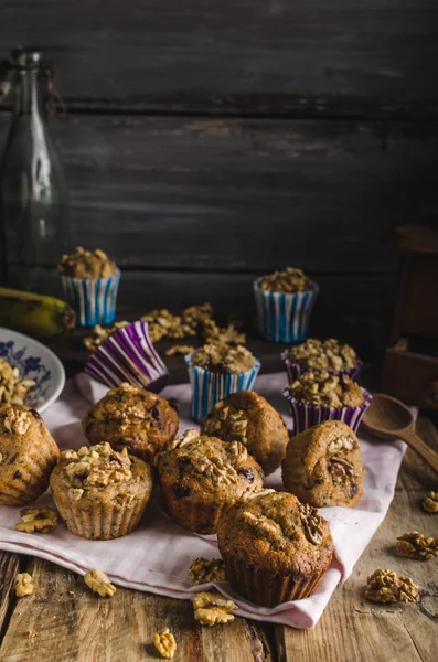 Vollkorn-Muffins mit dunkler Schokolade und Nüssen — Stockfoto