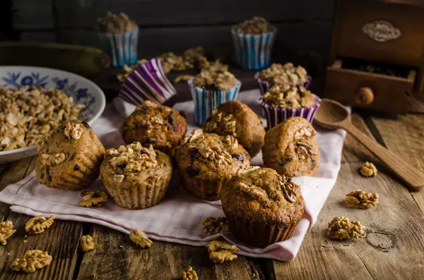 Vollkorn-Muffins mit dunkler Schokolade und Nüssen — Stockfoto
