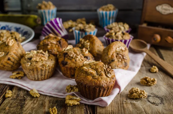 Muffin integrali con cioccolato fondente e noci — Foto Stock