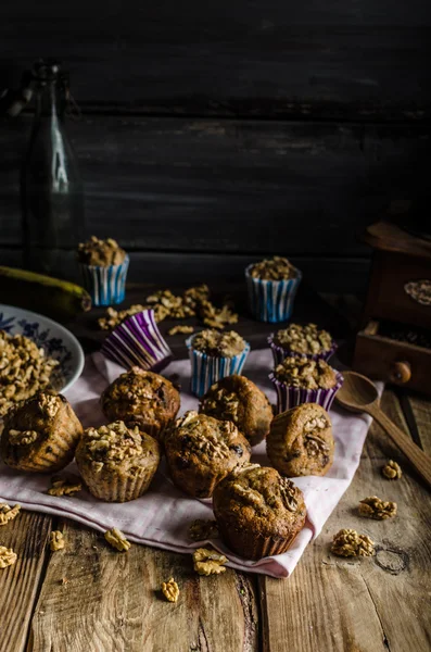 Vollkorn-Muffins mit dunkler Schokolade und Nüssen — Stockfoto
