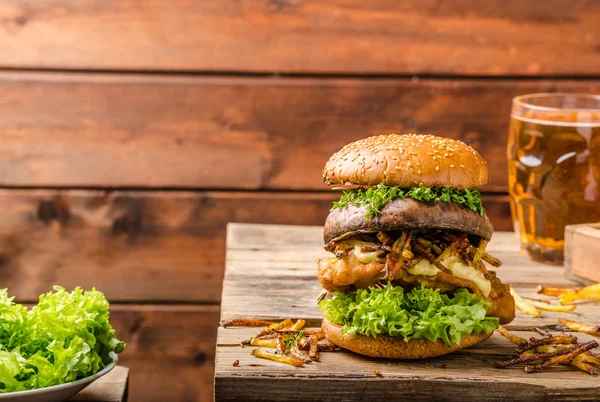 Fish and Chips hamburger met gegrilde portobello — Stockfoto