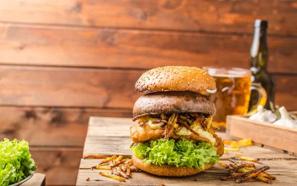 Hambúrguer de peixe e batatas fritas com portobello grelhado — Fotografia de Stock