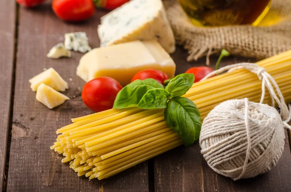 Stilleben foto, bakgrund med pasta och ost — Stockfoto