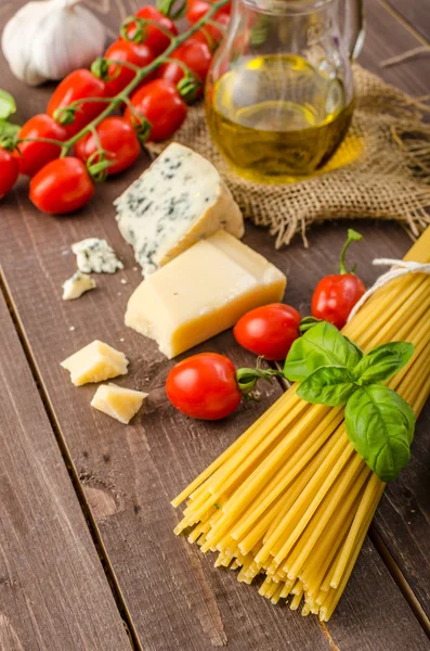 Bodegón foto, fondo con pasta y queso — Foto de Stock