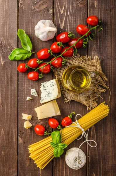 Stilleben foto, bakgrund med pasta och ost — Stockfoto
