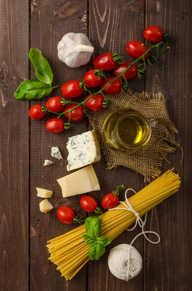 Stilleben foto, bakgrund med pasta och ost — Stockfoto