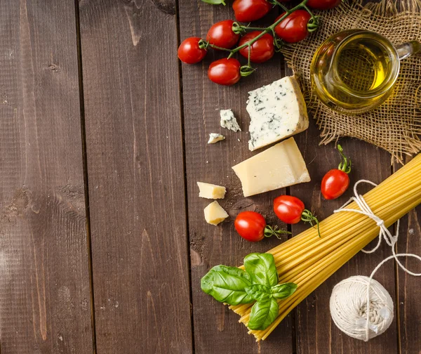 Stilleben foto, bakgrund med pasta och ost — Stockfoto