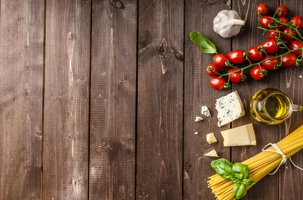 Stilleben foto, bakgrund med pasta och ost — Stockfoto