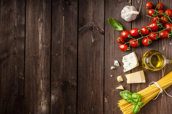 Bodegón foto, fondo con pasta y queso — Foto de Stock