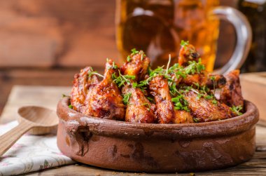 Tavuk kanadı bira ile ızgara