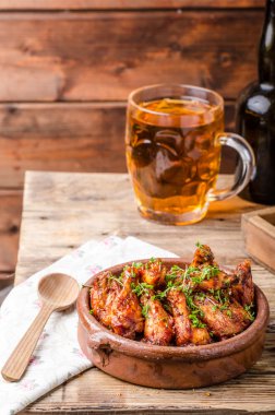 Tavuk kanadı bira ile ızgara