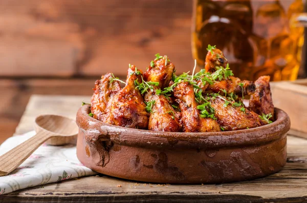 Alitas de pollo a la parrilla con cerveza — Foto de Stock