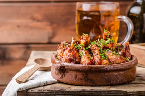 Alitas de pollo a la parrilla con cerveza — Foto de Stock