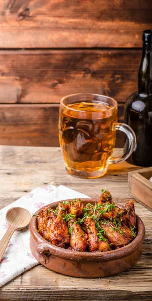 Gegrilde kippenvleugeltjes met bier — Stockfoto