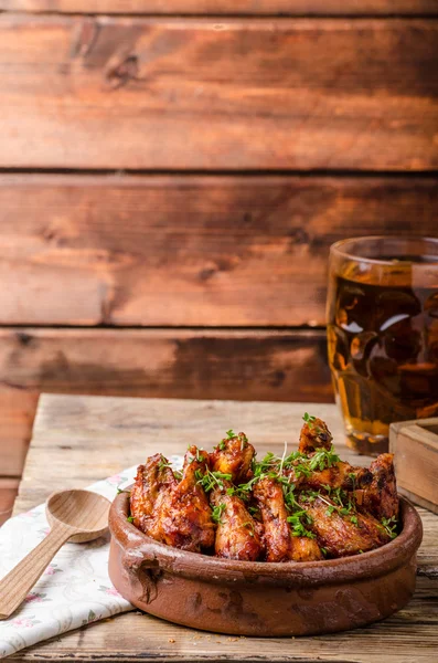 Grilled chicken wings with beer — Stock Photo, Image