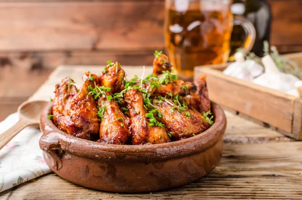 Grilled chicken wings with beer — Stock Photo, Image