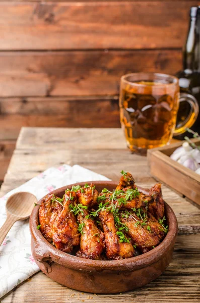 Gegrillte Chicken Wings mit Bier — Stockfoto