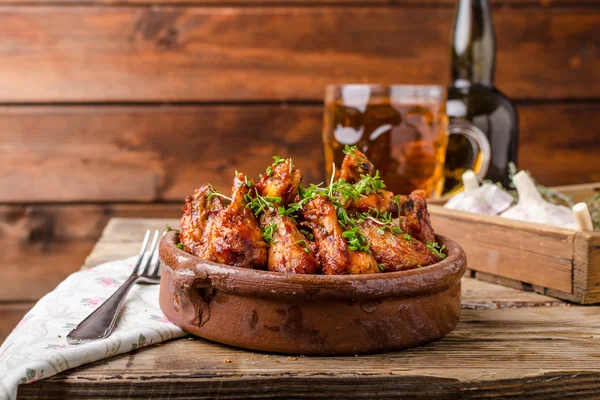 Gegrilde kippenvleugeltjes met bier — Stockfoto