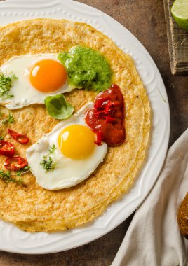 Huevos divorciados - tortilla üzerinde yumurta