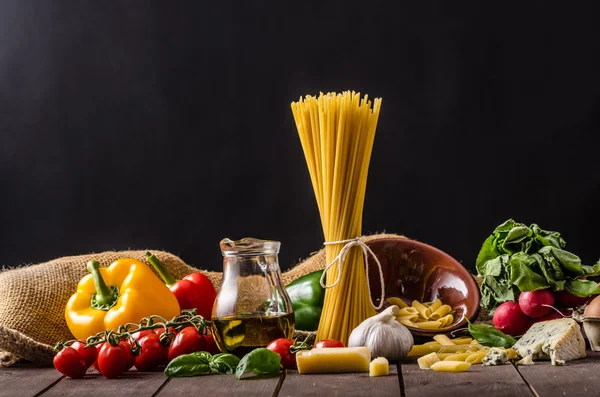 Stilleben foto, bakgrund med pasta och ost — Stockfoto