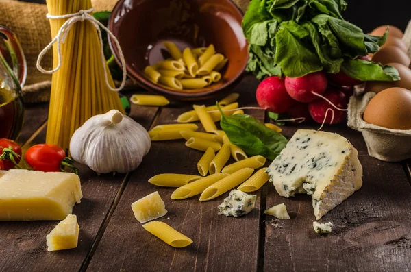 Bodegón foto, fondo con pasta y queso — Foto de Stock