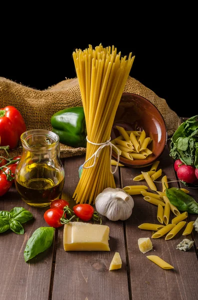 Stilleben foto, bakgrund med pasta och ost — Stockfoto