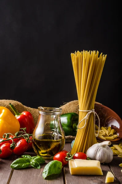 Bodegón foto, fondo con pasta y queso — Foto de Stock