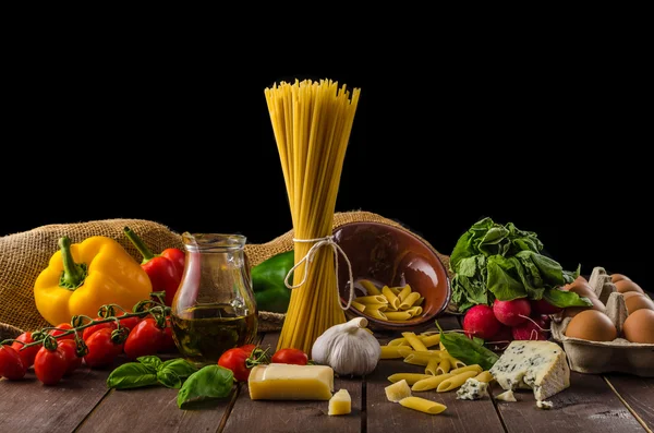 Bodegón foto, fondo con pasta y queso — Foto de Stock