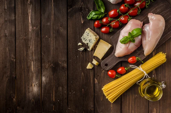 Stilleben foto, bakgrund med pasta och ost — Stockfoto