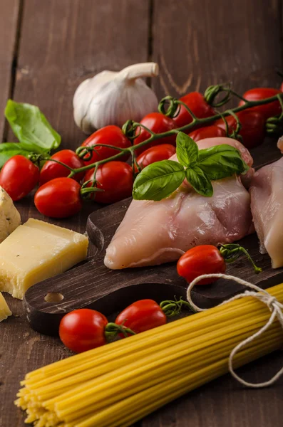 Stilleben foto, bakgrund med pasta och ost — Stockfoto