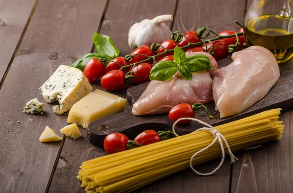 Bodegón foto, fondo con pasta y queso — Foto de Stock