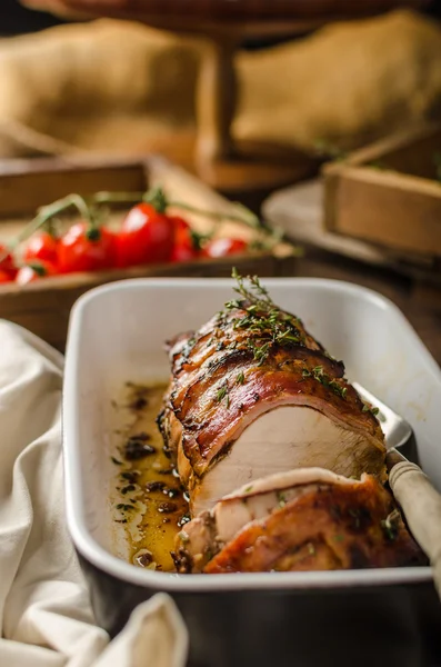 Pavo asado con hierbas y tocino —  Fotos de Stock