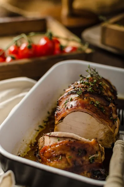 Putenbraten mit Kräutern und Speck — Stockfoto