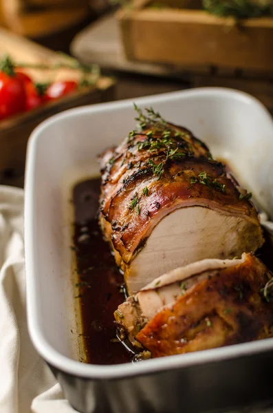 Putenbraten mit Kräutern und Speck — Stockfoto