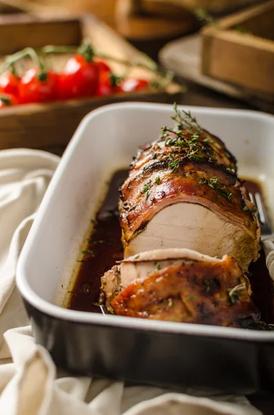 Putenbraten mit Kräutern und Speck — Stockfoto