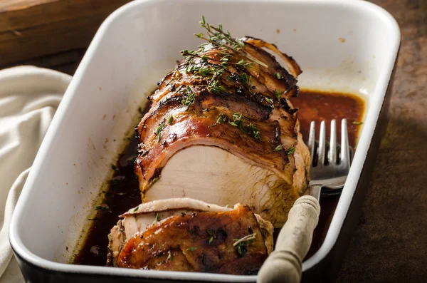 Putenbraten mit Kräutern und Speck — Stockfoto