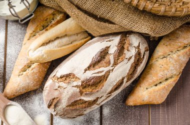 Hamur işleri ile taze çiftçi rustik tarzı ekmek