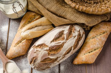 Hamur işleri ile taze çiftçi rustik tarzı ekmek