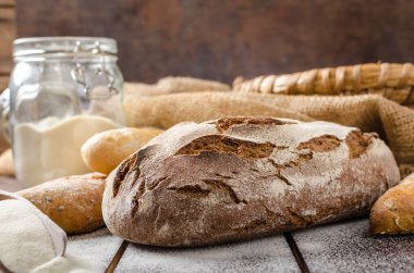 Hamur işleri ile taze çiftçi rustik tarzı ekmek