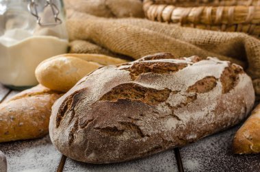 Hamur işleri ile taze çiftçi rustik tarzı ekmek